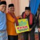 Anggota DPRD Limapuluh Kota, M. Fajar Rillah Vesky (kiri) dampingi Bupati Safni memberikan bantuan dana Pokir
