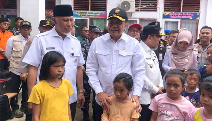 Menko Polhukam, Djamari Chaniago serahkan Bantuan Rp309 Juta bagi Korban Banjir dan Longsor di Padang