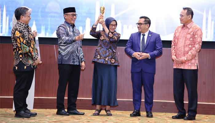 Menteri PANRB Terima Penghargaan Life Time Achievement di KORPRI Award 2025