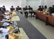 Panitia Khusus III DPRD Kota Padang menggelar rapat untuk mematangkan Ranperda tentang Penguatan Lembaga Adat dan Pelestarian Adat Budaya Minangkabau