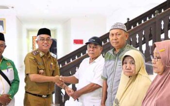 Pemkab Pesisir Barat Serahkan Bantuan Sosial kepada 45 Lansia Kurang Mampu