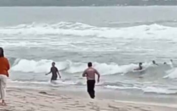 Polres dan BPBD Pesisir Barat Berhasil Evakuasi 3 Remaja yang Terseret Ombak