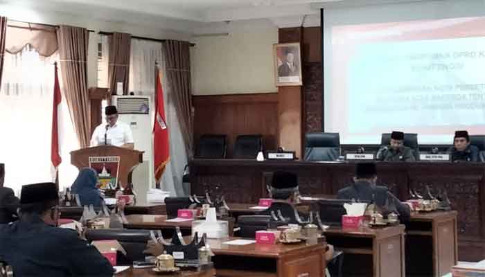 Pemko dan DPRD Bukittinggi Setujui Ranperda Pengelolaan Jaminan Produk Halal 1 Wali Kota Bukittinggi, Ramlan Nurmatias sampaikan sambutan dalam rapat paripurna DPRD tentang persetujuan Ranperda Pengelolaan Jaminan Produk Halal