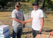 Akses Darat Terputus, Anggota DPRD Sumbar Ridwan Dt Tumbijo Salurkan Bantuan Lewat Jalur Laut ke Labuhan Agam