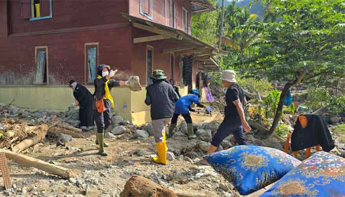 Dirikan Posko Bantuan, Tim Relawan UNP ikut membersihkan rumah warga di Nagari Bancah, Kabupaten Agam