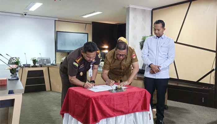 Wako Bukittinggi, Ramlan Nurmatias tandatangani MoU Pelaksanaan Pidana Kerja Sosial dengan Kejati Sumbar