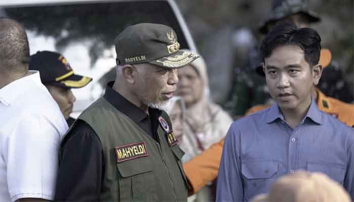 Tinjau Korban Bencana Alam di Agam, Wapres Gibran Pastikan Bantuan dan Pemulihan 3 Provinsi Dipercepat 2 Wapres Gibran Rakabuming Raka bersama Gubernur Sumbar, Mahyeldi di Kayu Pasak, Nagari Salareh Aia, Kecamatan Palembayan, Kabupaten Agam