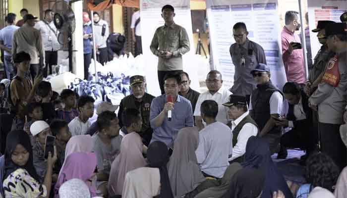 Tinjau Korban Bencana Alam di Agam, Wapres Gibran Pastikan Bantuan dan Pemulihan 3 Provinsi Dipercepat 1 Wapres Gibran Rakabuming Raka meninjau kondisi korban bencana alam di Kayu Pasak, Nagari Salareh Aia, Kecamatan Palembayan, Kabupaten Agam, Sumatera Barat