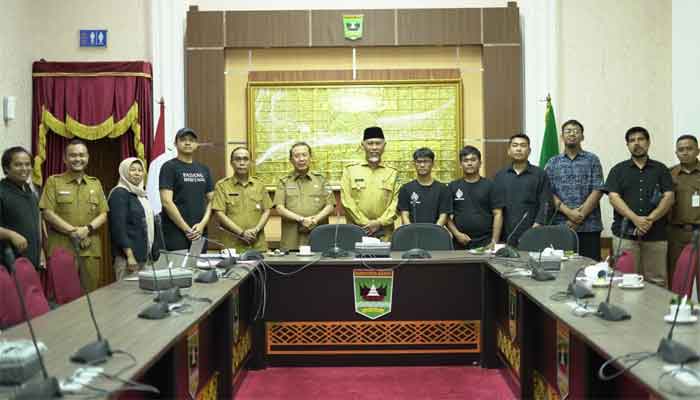 Gubernur Mahyeldi bersama komunitas heritage membahas pemeliharaan situs sejarah di Sumbar