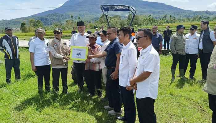 Gubernur Sumbar Serahkan Bantuan Alsintan untuk Kelompok Tani di Kabupaten Solok
