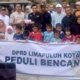 Ketua DPRD Doni Ikhlas dan anggota DPRD Limapuluh Kota saat memberikan bantuan kemanusiaan di Baruah Gunuang