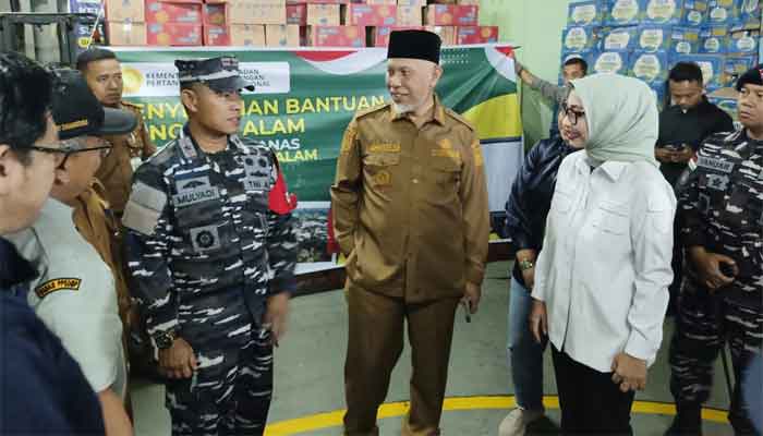 Gubernur Sumbar, Mahyeldi di Pelabuhan Teluk Bayur, meminta pemerintah pusat mendukung pemulihan lahan pertanian yang rusak akibat bencana