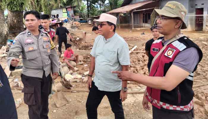 Wakil Ketua DPRD Kota Padang, Mastilizal Aye saat meninjau lokasi bencana banjir dan longsor