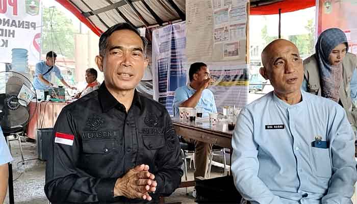 Sekretaris Daerah Kabupaten Solok, Medison, memberikan keterangan di Posko Utama Penanganan Bencana, Koto Baru, Kecamatan Kubung