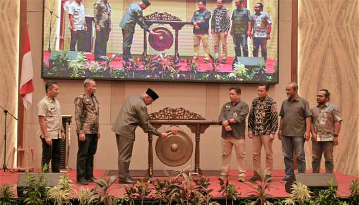 Gubernur Sumbar, Mahyeldi saat membuka Bimtek Penyusunan Rencana Usaha Perhutanan Sosial di The ZHM Premiere Hotel Padang