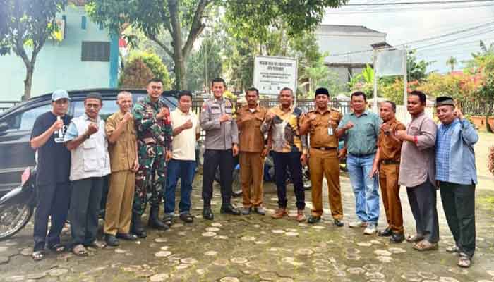 Anggota DPRD Payakumbuh, Boy Sandi foto bersama dengan perangkat Kelurahan Bulakan Balai Kandi, usai kegiatan Musrenbang