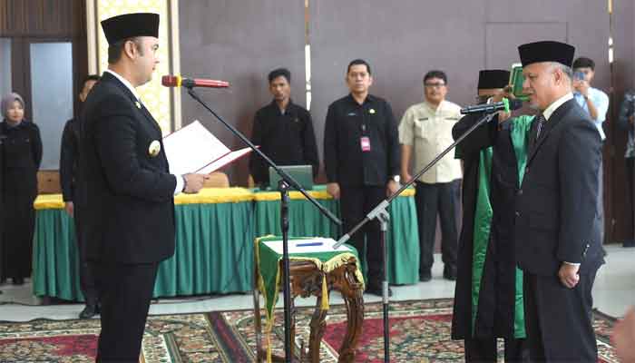 Bupati Sijunjung Lantik Jaheri sebagai Penjabat Sekretaris Daerah