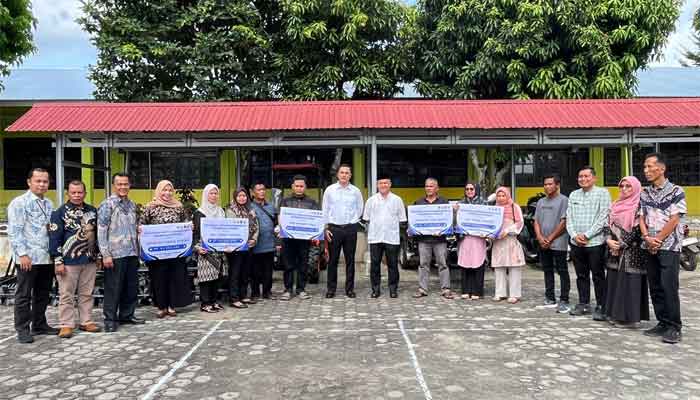 Foto bersama usai penyerahan bantuan alat dan sarana pertanian dari Kementerian Transmigrasi