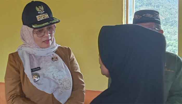 Camat Barangin, Irma Mulyadi dengarkan keluhan warganya