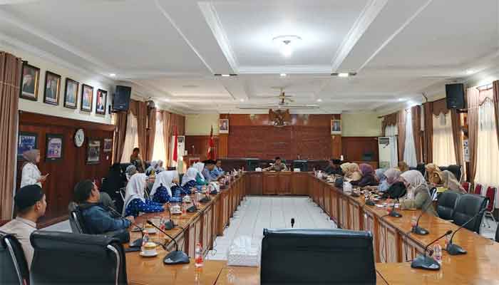 Guru Honorer Mengadu ke DPRD Bukittinggi soal pemotongan gaji 50 persen