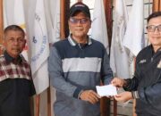 Peduli, Irfendi Arbi Serahkan Bantuan untuk KONI Limapuluh Kota