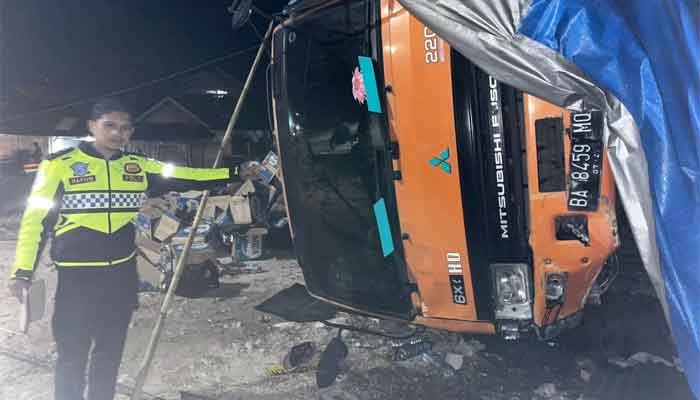 Sebuah truk mengalami kecelakaan lalu lintas di Jorong Pasar Usang, Nagari Koto Gadang Guguak, Kecamatan Gunung Talang, Kabupaten Solok