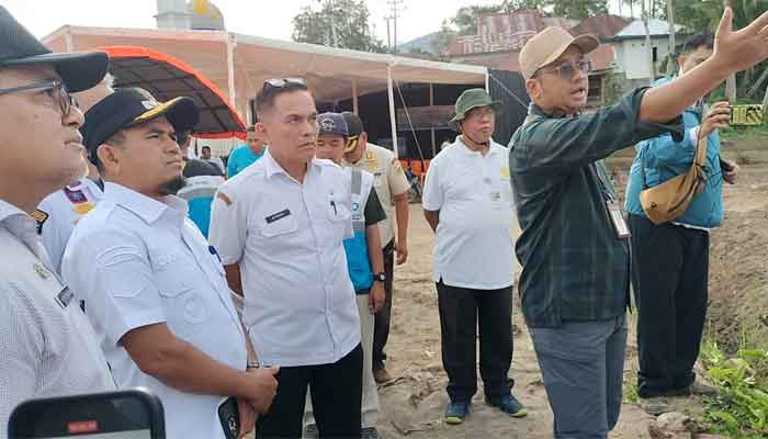 Wakil Bupati Solok, H. Candra meninjau persiapan lokasi pelaksanaan Ground Breaking Rehabilitasi Lahan Sawah Terdampak Bencana Sumatera Barat di Jorong Munggu Tanah, Nagari Selayo, Kecamatan Kubung