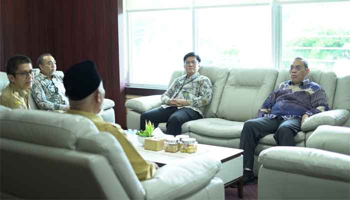 Gubernur Mahyeldi Koordinasikan Penanganan Bencana Hidrometeorologi dengan BPK Sumbar 1 Gubernur Mahyeldi Koordinasikan Penanganan Bencana Hidrometeorologi dengan BPK Sumbar