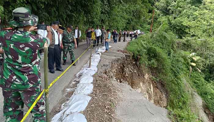 Tinjau Jalan Terban di Talu, Gubernur Sumbar Sepakati Pengalihan Jalur yang Lebih Aman