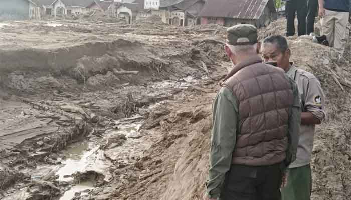 Gubernur Sumbar, Mahyeldi tinjau sejumlah daerah aliran sungai yang terdampak banjir bandang di Kota Padang dan meminta BWS Sumatera V segera melakukan normalisasi sungai