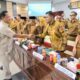 Mendagri, Muhammad Tito Karnavian bersalaman dengan Bupati Solok, Jon Firman Pandu dalam Rakor Percepatan Rehabilitasi dan Rekonstruksi Pascabencana Hidrometeorologi di Sumbar