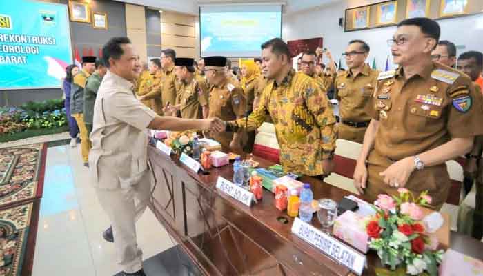 Mendagri, Muhammad Tito Karnavian bersalaman dengan Bupati Solok, Jon Firman Pandu dalam Rakor Percepatan Rehabilitasi dan Rekonstruksi Pascabencana Hidrometeorologi di Sumbar