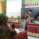 Ketua DPRD Sumbar, Muhidi saat berdialog dengan para guru SMA Negeri 14 Padang dalam penyerahan bantuan baju batik untuk memperkuat literasi