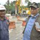 Gubernur Sumbar, Mahyeldi meninjau progres perbaikan jembatan kembar di Kelurahan Silaing Bawah, Kecamatan Padang Panjang Barat, Kota Padang Panjang