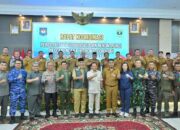 Mendagri Muhammad Tito Karnavian foto bersama usai Rapat Koordinasi Percepatan Rehabilitasi dan Rekonstruksi Pascabencana di Sumbar, yang digelar di Auditorium Gubernuran yang menekankan pemanfaatan program nasional jembatan gantung