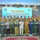 Mendagri Muhammad Tito Karnavian foto bersama usai Rapat Koordinasi Percepatan Rehabilitasi dan Rekonstruksi Pascabencana di Sumbar, yang digelar di Auditorium Gubernuran yang menekankan pemanfaatan program nasional jembatan gantung