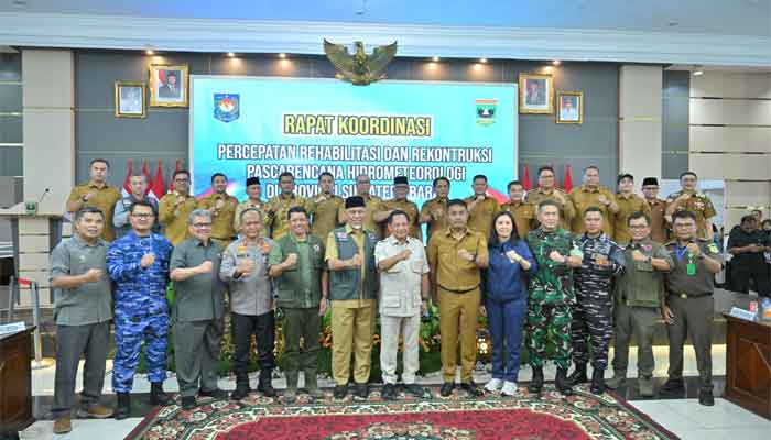 Mendagri Muhammad Tito Karnavian foto bersama usai Rapat Koordinasi Percepatan Rehabilitasi dan Rekonstruksi Pascabencana di Sumbar, yang digelar di Auditorium Gubernuran yang menekankan pemanfaatan program nasional jembatan gantung