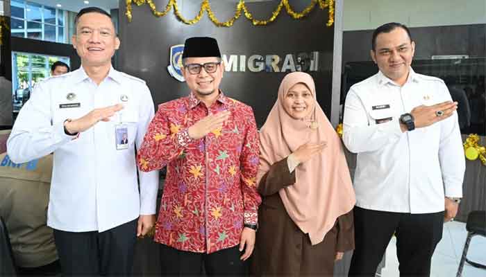Wawako Ibnu Asis Costumer Pertama Layanan Imigrasi di MPP Bukittinggi