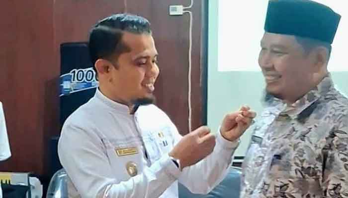 Wakil Bupati Limapuluh Kota, Ahlul Badrito Resha memasangkan Pin kepada Kadis PUPR yang baru, Orlanda