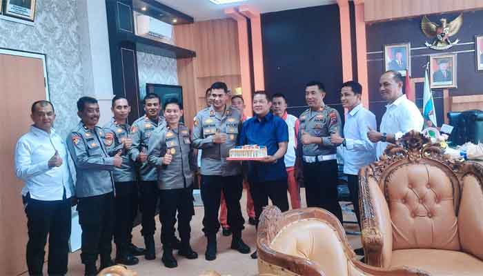 Kapolres Dharmasraya, AKBP Kartyana Widyarso Wardoyo Putro bersama jajaran rayakan Hari Ulang Tahun Ketua DPRD Jemi Hendra