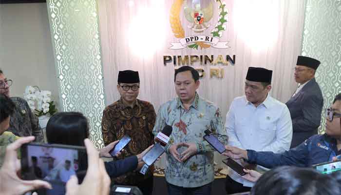 Ketua DPD RI, Sultan Baktiar Najamudin dan Mendes PDT, Yandri Susanto memberikan keterangan pers terkait konsep pembangunan desa berkelanjutan melalui konsep Green Village