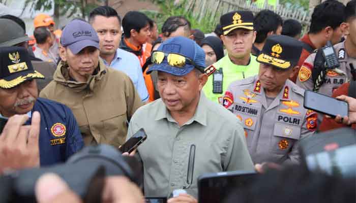 Mendagri, Muhammad Tito Karnavian berikan keterangan saat meninjau lokasi longsor di Desa Pasirlangu, Kecamatan Cisarua, Kabupaten Bandung Barat, Jawa Barat