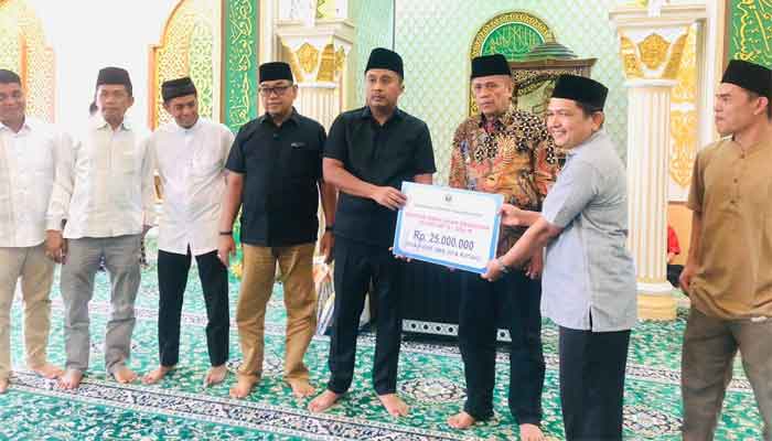 Wagub Sumbar Salurkan Bantuan dan Alquran untuk Masjid Nurul Jannah Payolinyam Payakumbuh