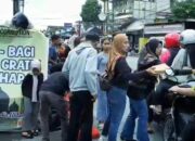 LSM FOCUS CORRUPTION Bagikan Takjil Gratis di Depan Kantor Pemkab Blitar