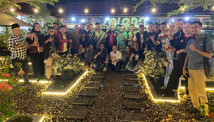 Insan Pers Luak Limopuluah foto bersama anggota DPRD Payakumbuh, Boy Sandi