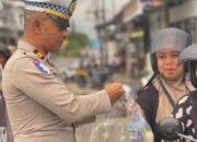 Kasat Lantas Polres Sawahlunto bersama Jajaran Berbagi Sembako dengan Pengendara di Simpang Santur