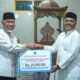 Gubernur Sumbar, Mahyeldi serahkan bantuan kepada pengurus Masjid Taqwa di Kampung Tangah, Nagari Salareh Air Timur, Kecamatan Palembayan, Kabupaten Agam, dalam safari ramadan pemprov sumbar