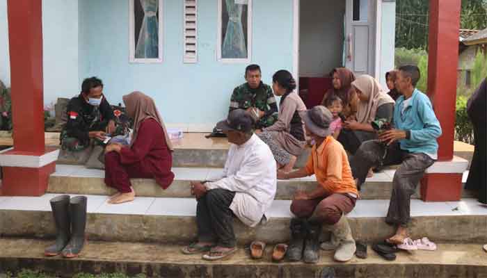 Tim Kesehatan TMMD ke-127 Kodim 0624/Kabupaten Bandung Gelar Pemeriksaan Kesehatan Gratis di Desa Cipelah