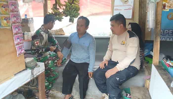 Tim Kesehatan TMMD ke-127 Kodim 0624/Kabupaten Bandung Periksa Kesehatan Warga Cipelah secara Gratis