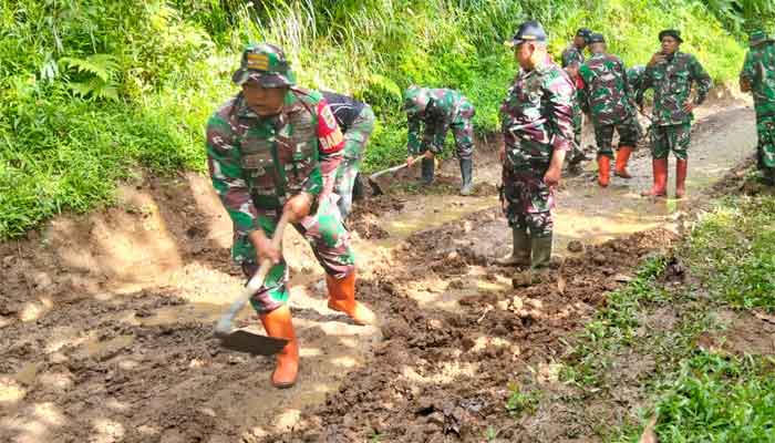 Satgas TMMD ke-127 bersama Warga Cipelah Gotong Royong Kejar Target 551 Meter Pengecoran Jalan